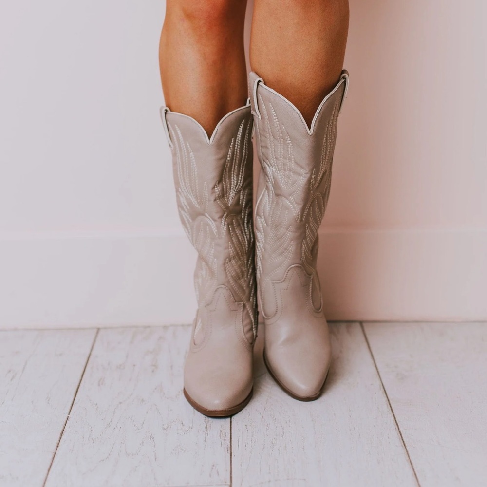 Tan Cowboy Western Boots - Picture 2 of 8